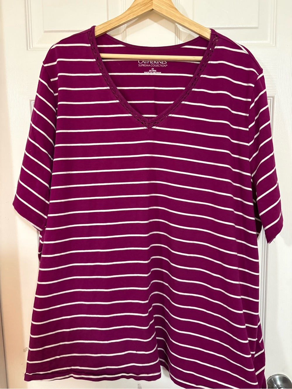 Catherines burgundy/white stripe tee v-neck crochet detail neck SS Suprema colle